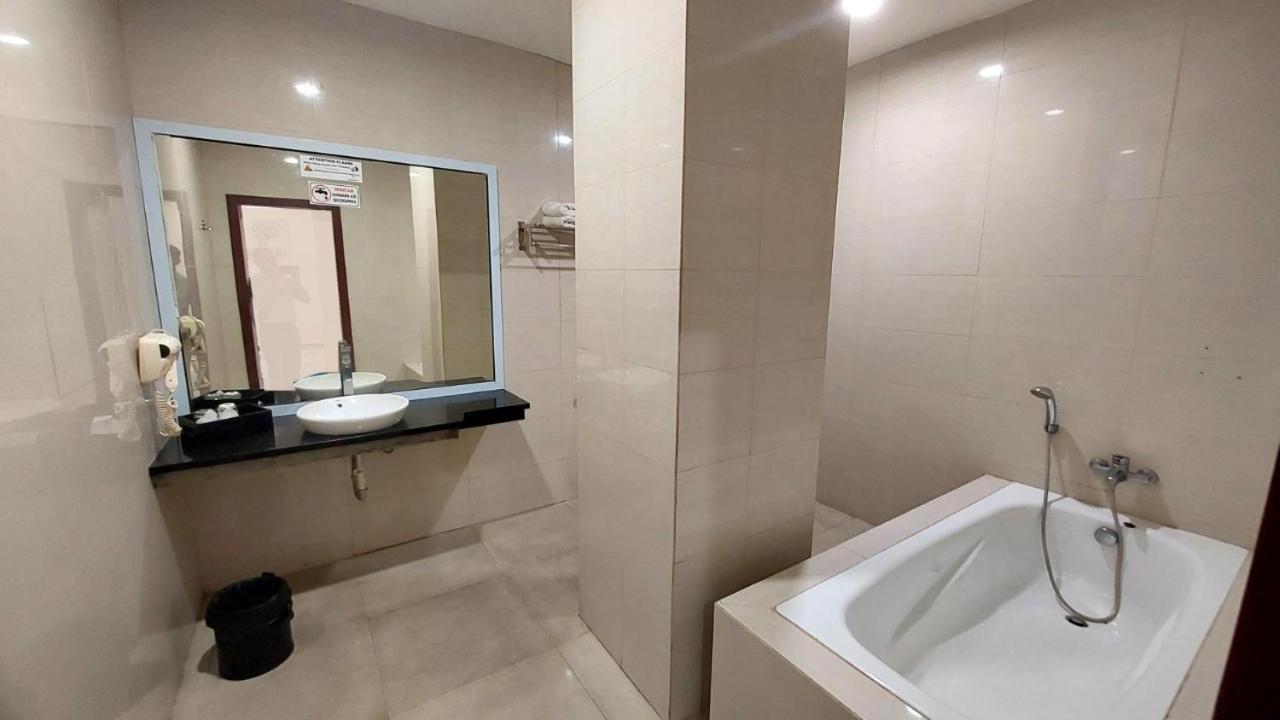 New Hollywood Hotel Pekanbaru Bagian luar foto