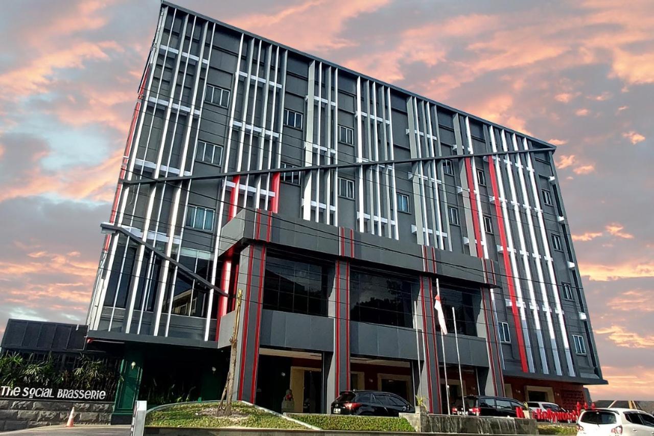 New Hollywood Hotel Pekanbaru Bagian luar foto