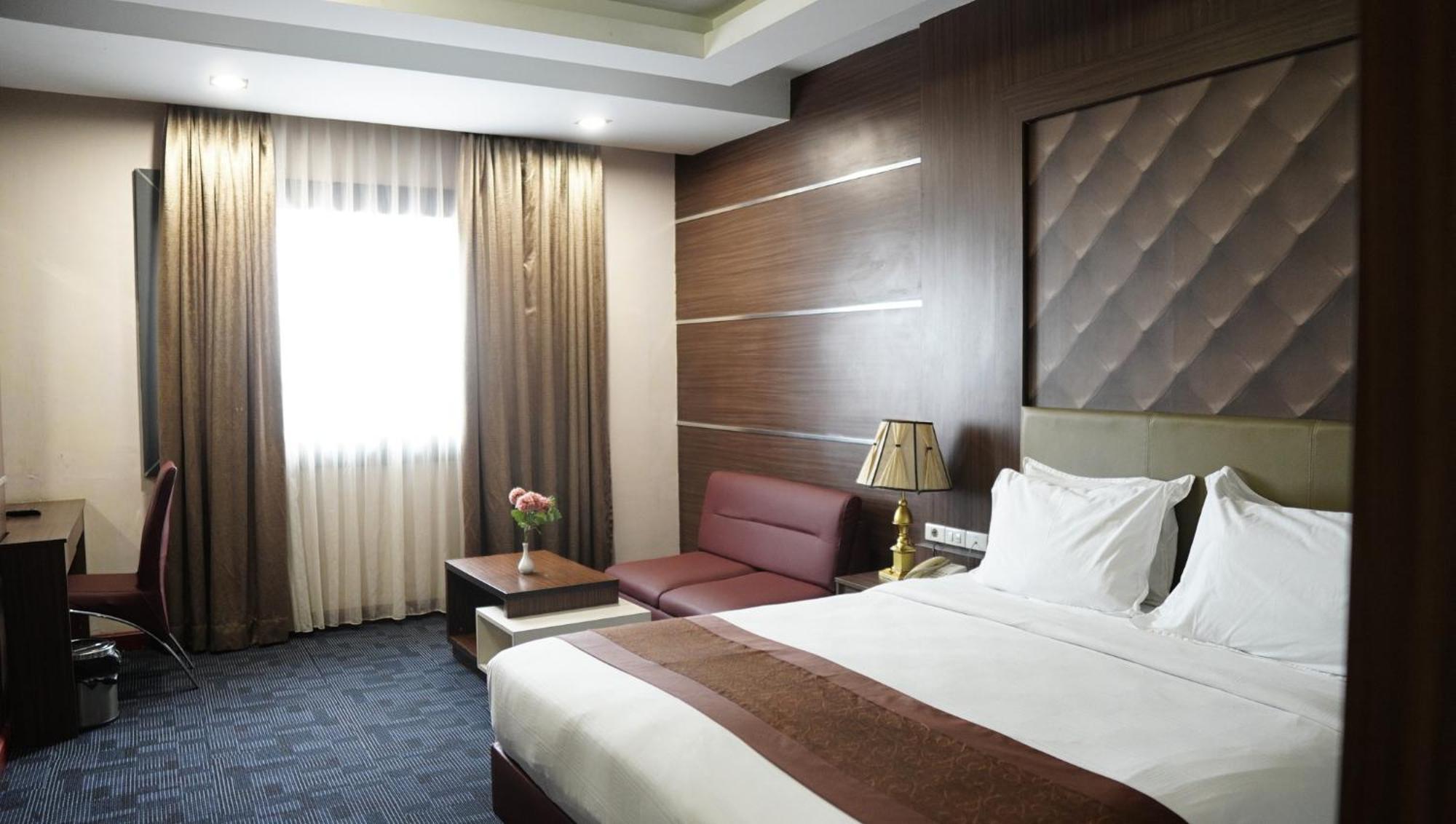 New Hollywood Hotel Pekanbaru Bagian luar foto