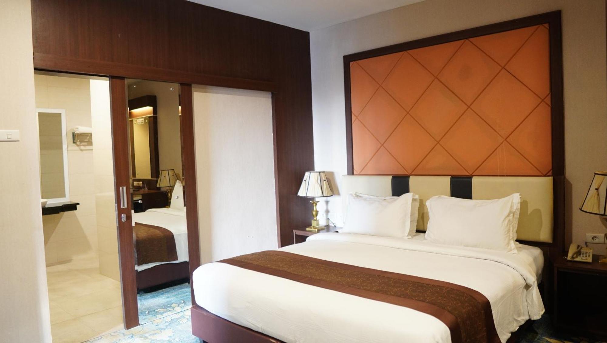 New Hollywood Hotel Pekanbaru Bagian luar foto
