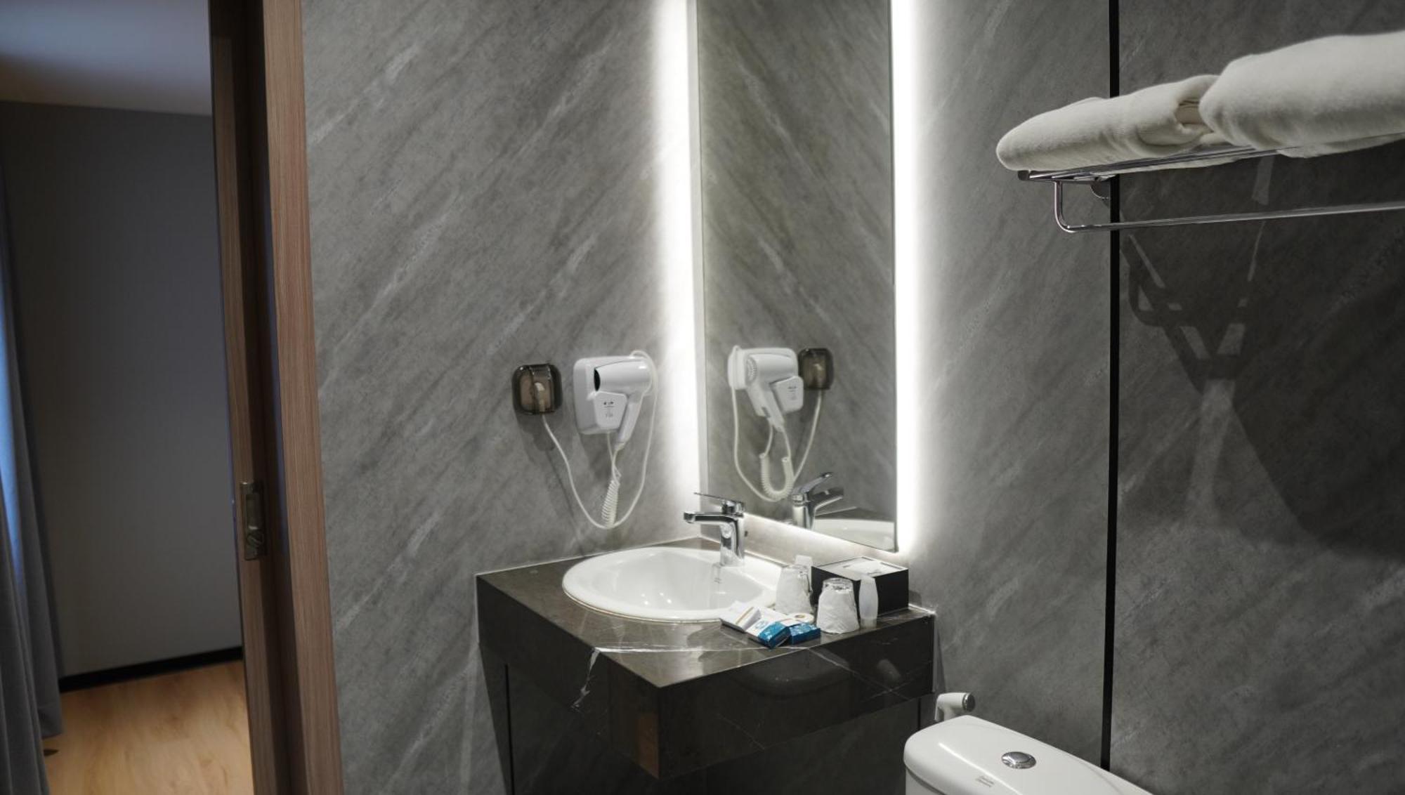 New Hollywood Hotel Pekanbaru Bagian luar foto